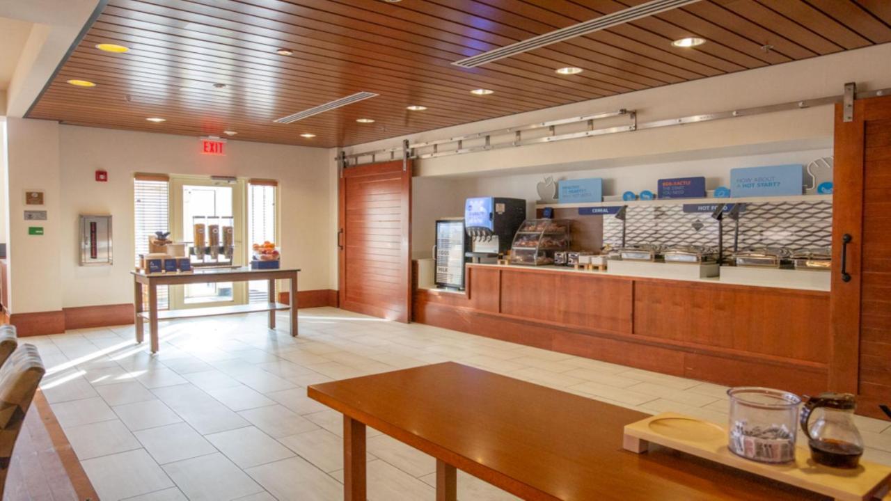 Holiday Inn Express Columbus Airport Easton Exterior foto